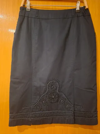 4 faldas negras y 1 azul marino