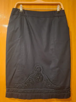 4 faldas negras y 1 azul marino