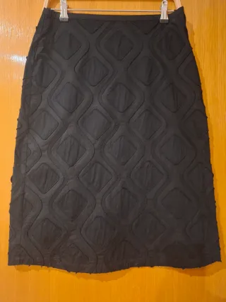 4 faldas negras y 1 azul marino