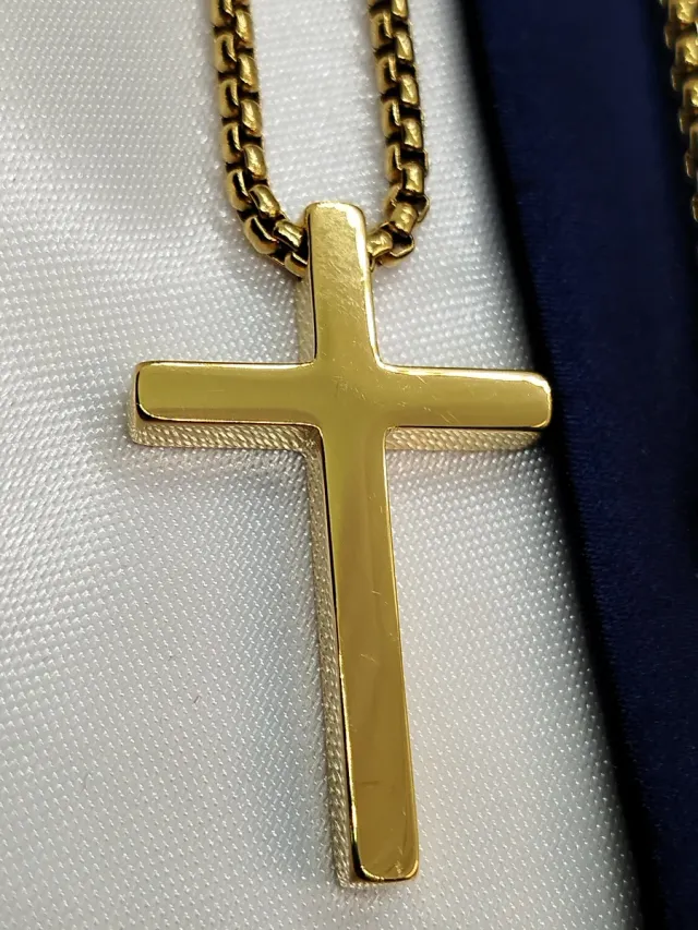 Cadena con colgante Cruz de acero dorado