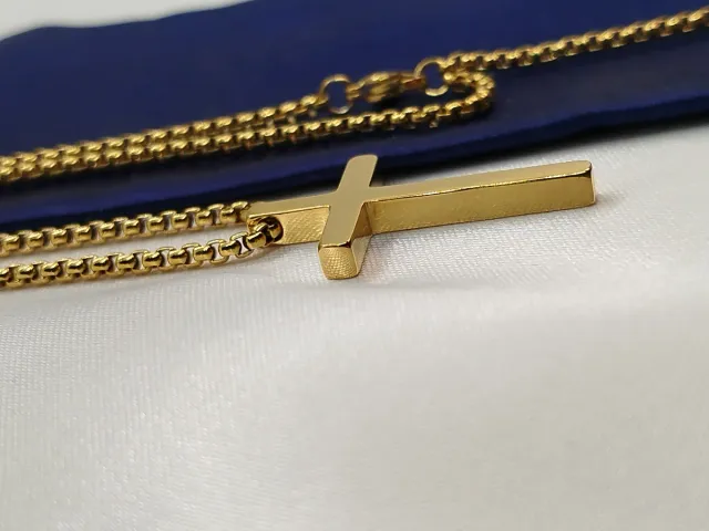 Cadena con colgante Cruz de acero dorado
