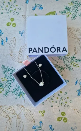 Conjunto Pandora Collar y Pendientes Rosa Blanca