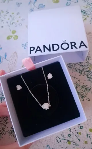Conjunto Pandora Collar y Pendientes Rosa Blanca