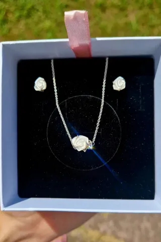 Conjunto Pandora Collar y Pendientes Rosa Blanca