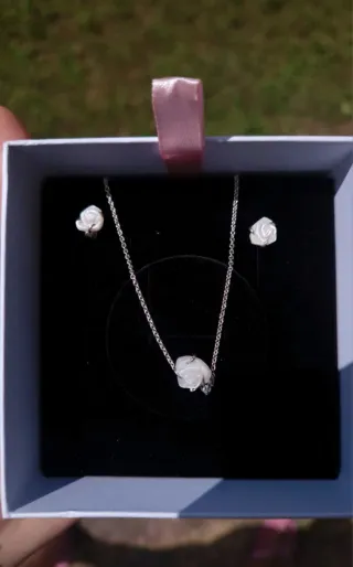 Conjunto Pandora Collar y Pendientes Rosa Blanca