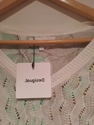 Jersey Desigual blanco con forro estampado.
