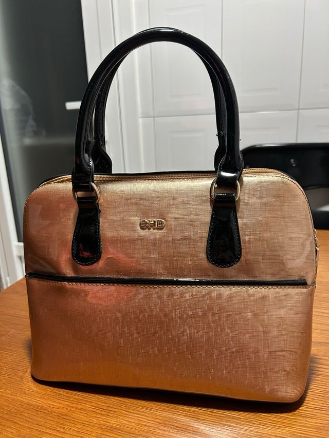 Bolso de mano acharolado dorado y negro