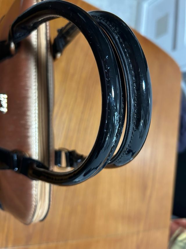 Bolso de mano acharolado dorado y negro