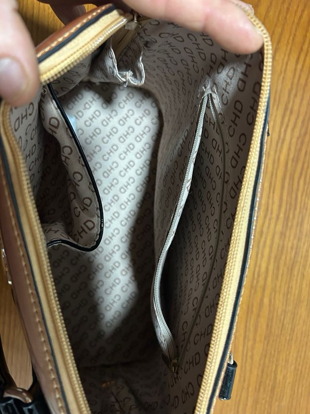 Bolso de mano acharolado dorado y negro