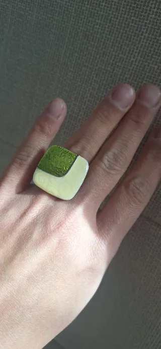 Anello design geometrico verde e panna