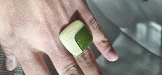 Anello design geometrico verde e panna