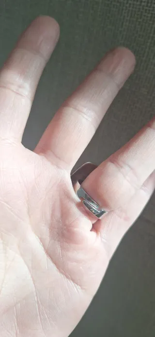 Anello design geometrico verde e panna