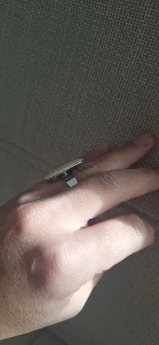 Anello design geometrico verde e panna