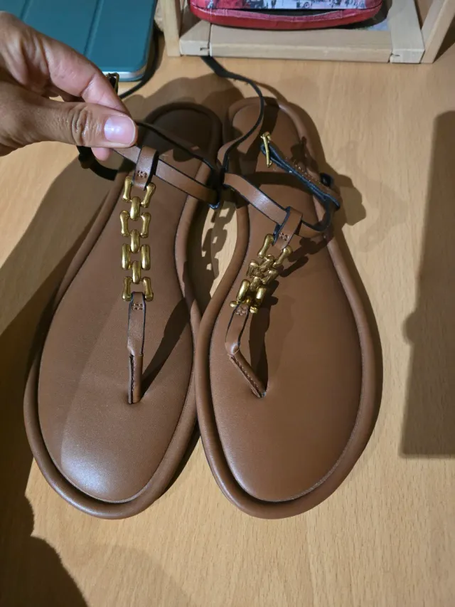 Sandali piatti da donna marrone e dorati