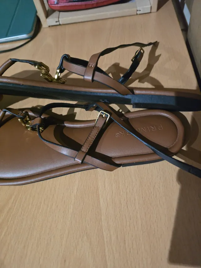 Sandali piatti da donna marrone e dorati