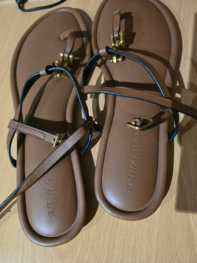 Sandali piatti da donna marrone e dorati