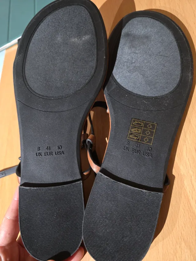 Sandali piatti da donna marrone e dorati