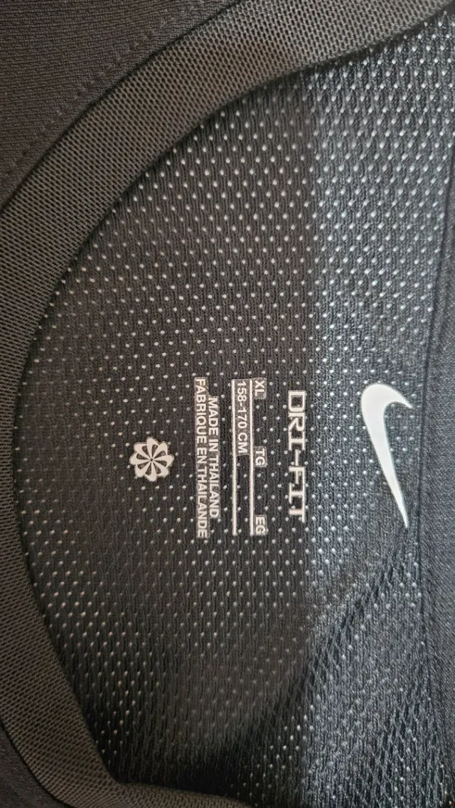 Camiseta niño Nike negra y blanca