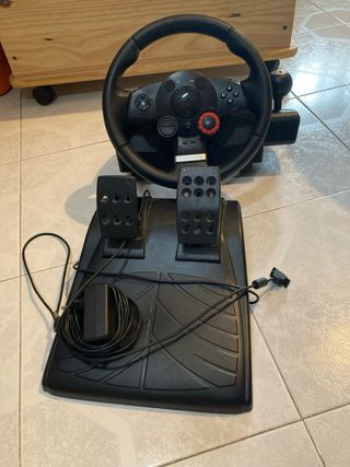 Volante Logitech PS4/PS5 y PC con Pedales