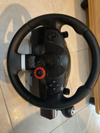 Volante Logitech PS4/PS5 y PC con Pedales