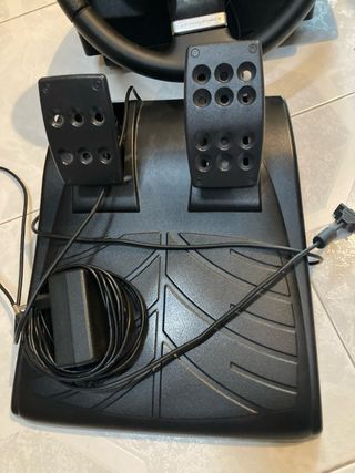 Volante Logitech PS4/PS5 y PC con Pedales