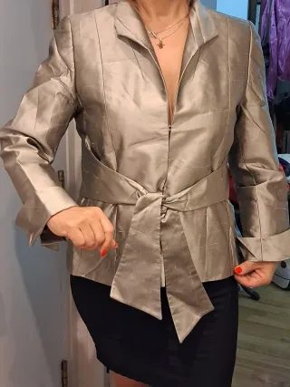 Chaqueta elegante plateada con cinturón