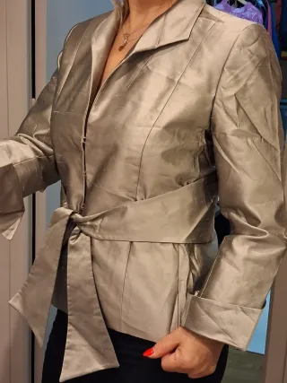 Chaqueta elegante plateada con cinturón