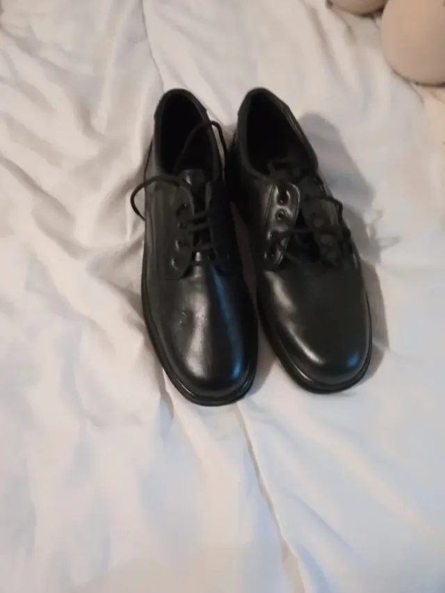 Tênis pretos formais para homens