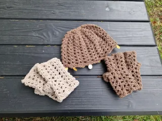 Gorro y guantes crochet con lentejuelas .