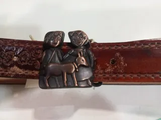 Cintura per bambini in pelle scamosciata con fibbia intagliata