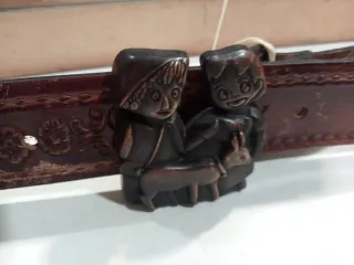 Cintura per bambini in pelle scamosciata con fibbia intagliata