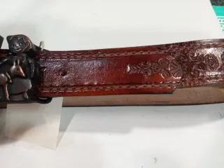 Cintura per bambini in pelle scamosciata con fibbia intagliata