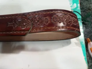 Cintura per bambini in pelle scamosciata con fibbia intagliata