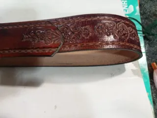 Cintura per bambini in pelle scamosciata con fibbia intagliata