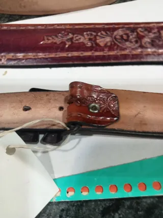 Cintura per bambini in pelle scamosciata con fibbia intagliata