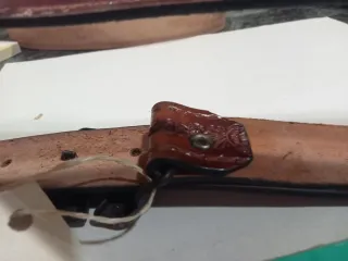 Cintura per bambini in pelle scamosciata con fibbia intagliata