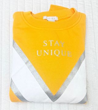 Sudadera AMISU amarilla con texto