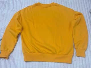 Sudadera AMISU amarilla con texto