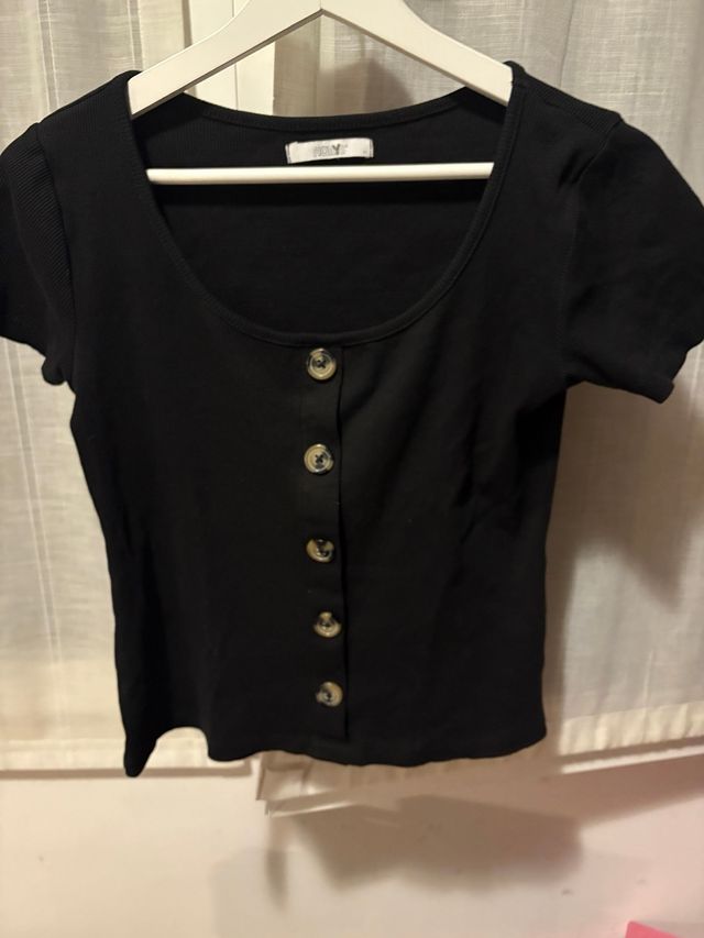 Camiseta negra botones manga corta