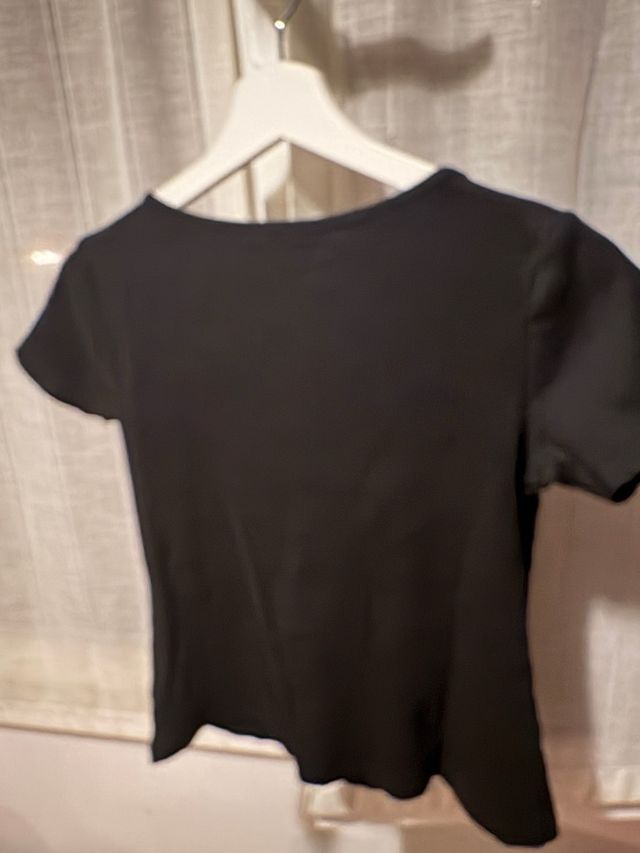 Camiseta negra botones manga corta