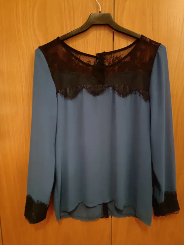 Camisa azul con encaje negro