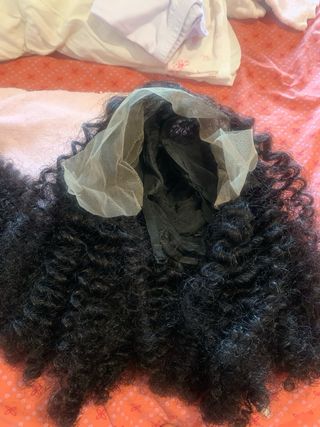 Peruca preta encaracolada