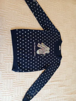 Sudadera azul con lunares blancos