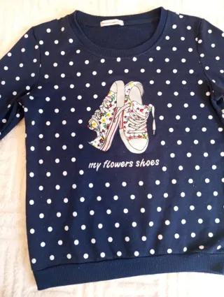 Sudadera azul con lunares blancos