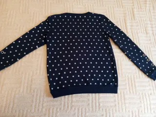 Sudadera azul con lunares blancos