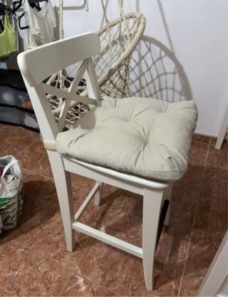 Butaca alta Ikea con cojín beige