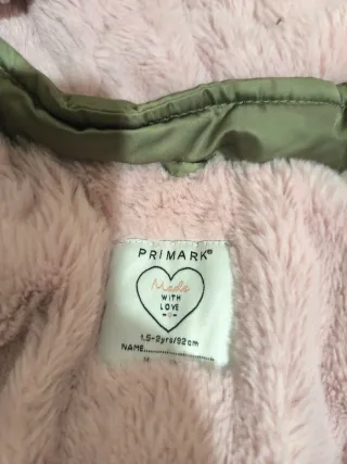 Chaqueta verde con capucha y pelo rosa