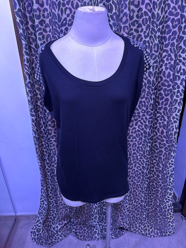 Camiseta negra con adornos en hombros , holgada