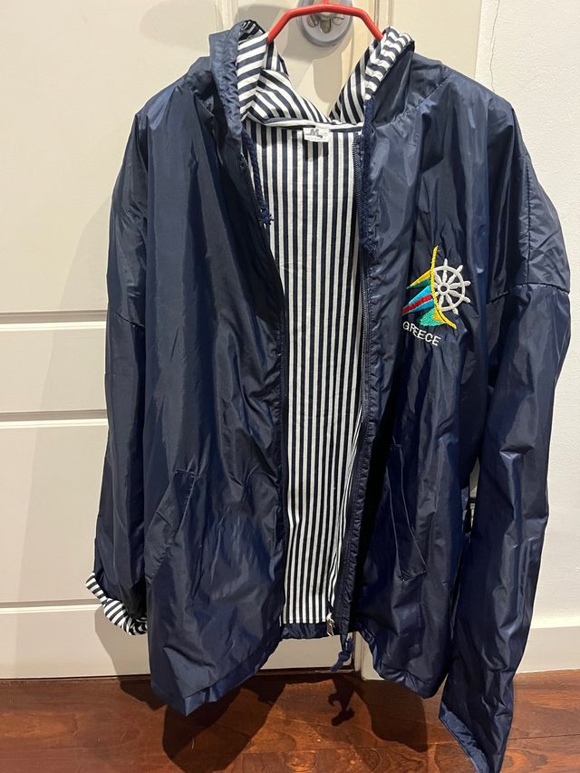 Chubasquero azul con forro de rayas