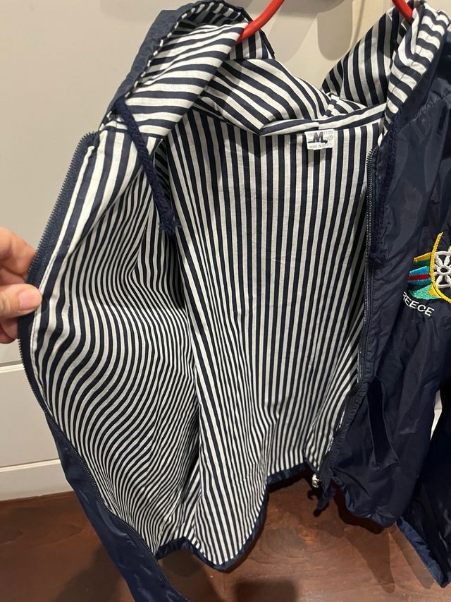 Chubasquero azul con forro de rayas